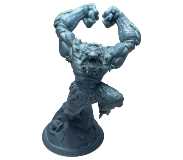 Напечатанный Морозный Тролль в ракурсе — 3D печать смолой, детали мускулатуры и шерстяной пояс.