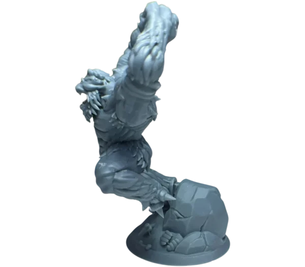 Напечатанный Морозный Тролль сбоку — 3D печать смолой, вид на опорную ногу и высокий каменный пьедестал.