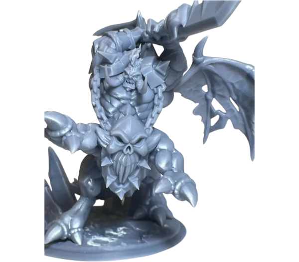 Крупный план напечатанного Питлорда (Warcraft) — 3D печать смолой, оскаленная пасть и шипы на груди.