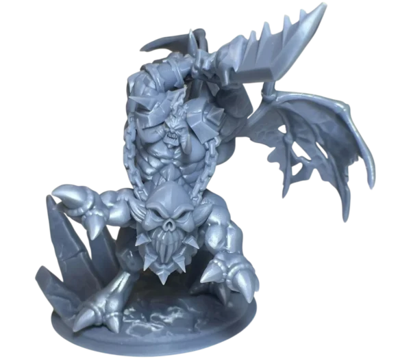 Напечатанный Питлорд, вид спереди (Warcraft) — 3D печать смолой, массивный торс и раскрытые крылья.
