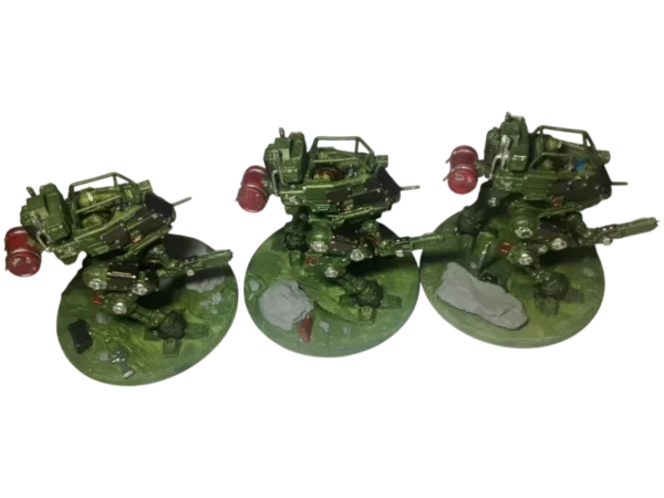Три покрашенных киберпанк-шагохода DESERT HAWKS сбоку — 3D печать смолой, зеленый камуфляж.