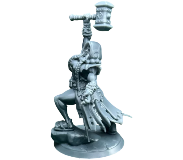 Напечатанная миниатюра Spirit Conductor сбоку — 3D печать смолой, девушка-шаман, видны крупные бусины на спине и длинные косы.